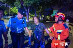 大妈凌晨落水 民警紧急施救图片