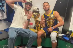 这……👀克莱个人社媒取关勇士队 并删除22年夺冠后与库里合照图片