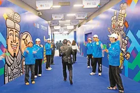 西安马拉松：领物现场热情洋溢 跑友期待赛事到来图片