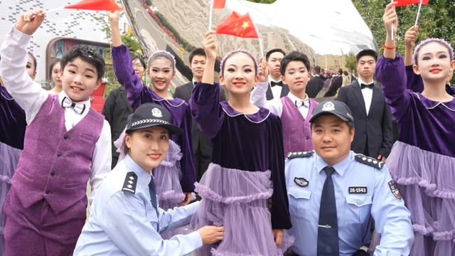 海河风光+金街烟火，他们把安全感拉满了！