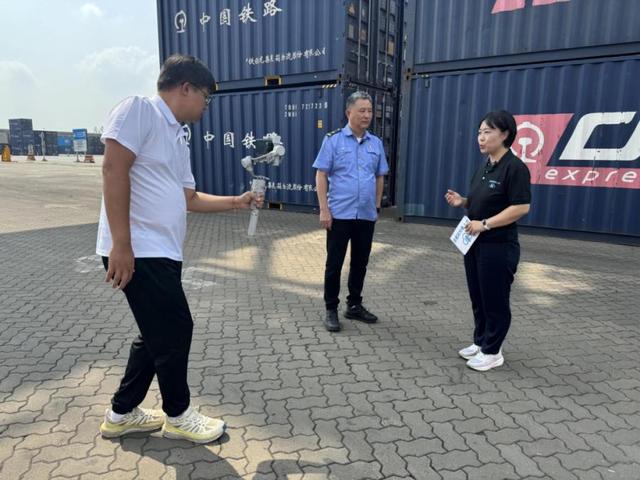 龙行龘龘我的港，“钢铁驼队”从这里鸣笛启程