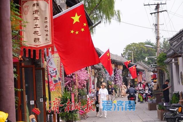 氛围感满满 国庆中秋临近济南多景点飘起“中国红”