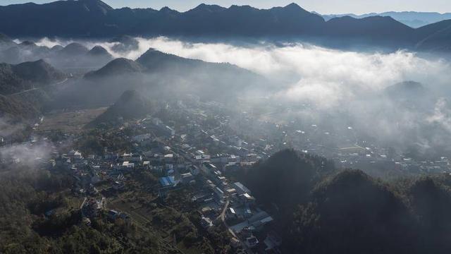 鹤峰县燕子镇：晨光漫集镇 天路入画来