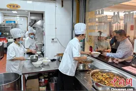 （申城风景线）沪人吃“长寿面”结伴过重阳图片