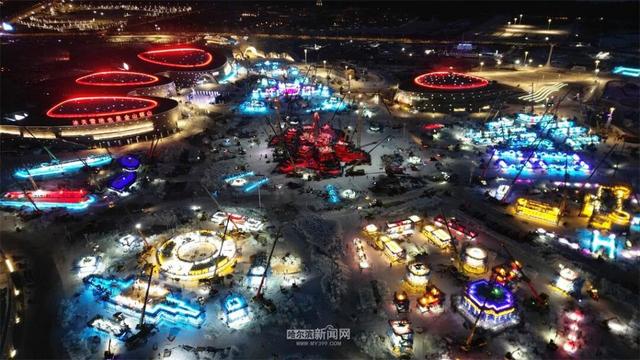 冰雪大世界超级冰滑梯初显“长城”雄姿