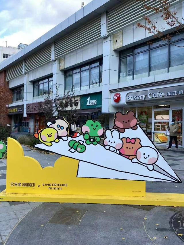 局门路落叶余额不足！市民寒风中打卡满地落叶美景，街头烟火美食也别错过