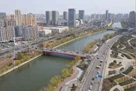 春风轻抚清河畔，花红绿柳如画卷图片