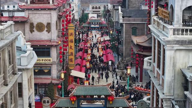 周杰伦山东开演唱会，妻子昆凌打卡欧乐堡！网友：回家请跟杰伦这样安利德州！
