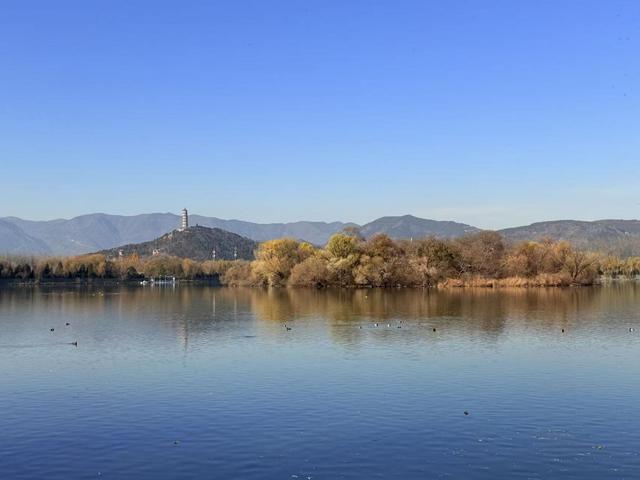 小雪宜出游，颐和园里游人赏初冬美景