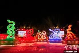 福建泉州“五行灵蛇”迎春 生肖艺术装置展城市魅力图片