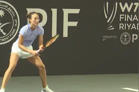 冲击冠军！郑钦文已到达场地进行开始赛前训练热身图片