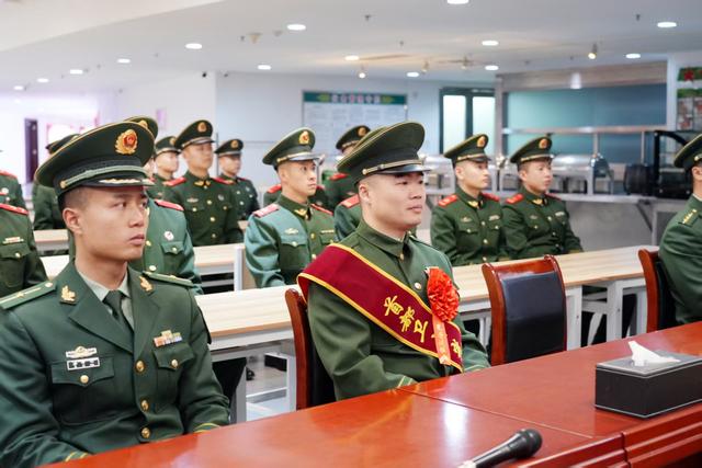 一个人的退伍仪式也有满满敬意	，老兵留下万字执勤心得