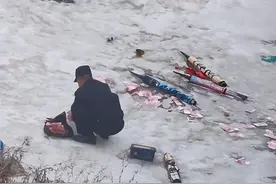 网友发视频称大桥下发现大量疑似百元大钞，山西吕梁民警借助消防梯踩冰捡拾，详情尚在进一步调查图片