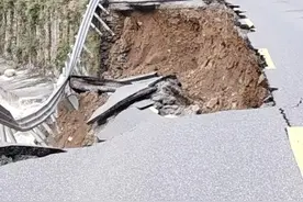 水流冲垮国道路基 四川茂县213线交通管制图片