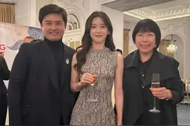 这谁见了奶茶妹妹不迷糊，刘强东竟然说自己脸盲图片
