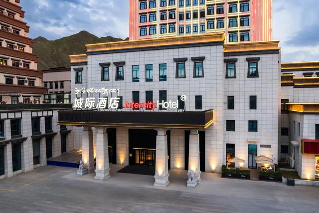 华住20周年“硬核”局：开“样板房车”重走318川藏线，全线酒店让天险变通途