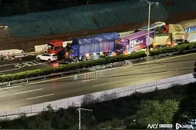 东莞高速路逾十车连环追尾！致1人伤，系未保持安全距离所致图片