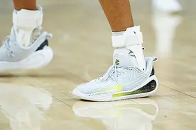 NBA｜库里两次崴脚提前退赛 科尔：库里说不严重图片