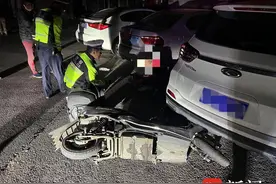 电动车迎头撞上前方停泊的轿车，醉驾车主受伤还要担全责图片