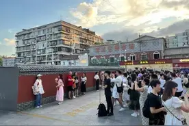 黄鹤楼红墙又热闹起来，街道城管：划分了专门的游客自拍区图片