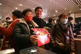 2025春运开启！回家过年，他带了个“大宝贝”……图片