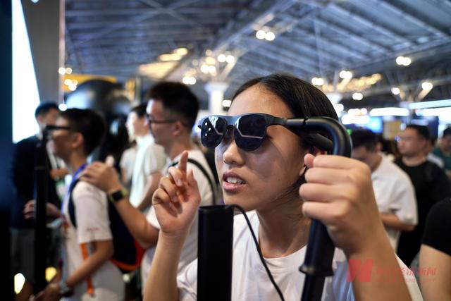 直击WAIC 2025丨上海变身未来实验室，机器人、尖端芯片、AI应用⋯⋯众多科技惊艳亮相