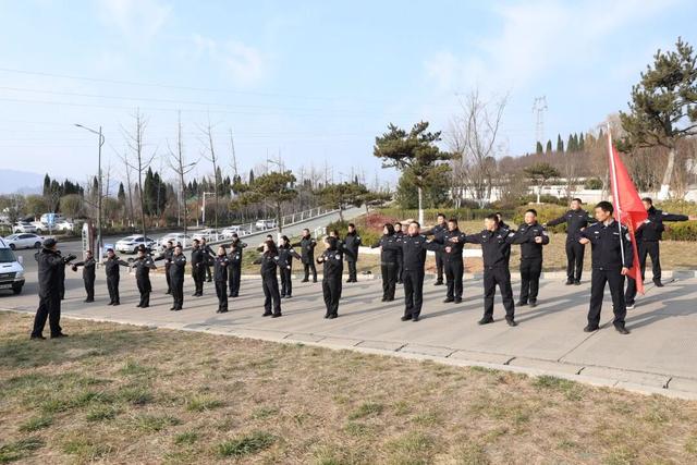 喜迎警察节丨商州公安举行“警徽耀顶峰 忠诚护平安”登山活动