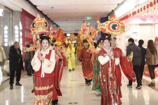 最近，洛阳人都在钻商场，怎么回事？