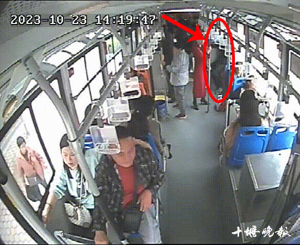 十堰公交上男子站姿怪异，她俩一看…...不对劲！图片