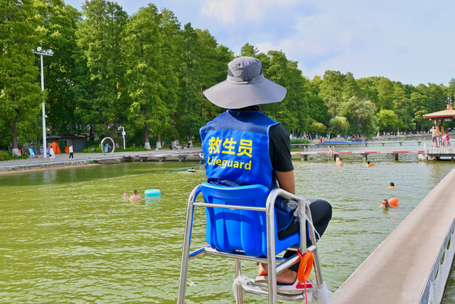 武汉人的夏天，一头扎进东湖的“浪”里！
