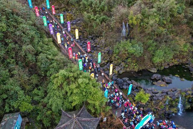 启幕赛燃爆收官！2025瓦屋山冰雪登山挑战赛-日常赛接力开冲，四季合一召唤【神龙奖牌】!