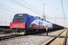 无人驾驶重载列车首试成功图片