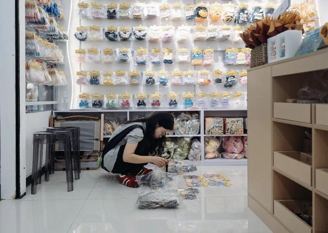 她每天走几万步，在拉布布衣橱里搞钱