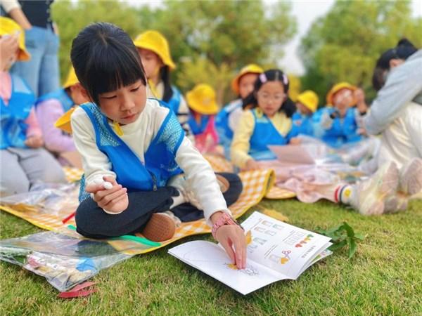 安庆科技馆举办“秋日叶语·常青与落叶的生态密码”自然探索课堂