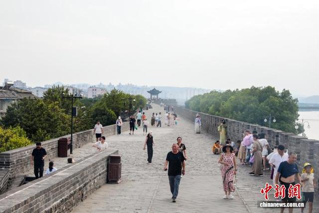 湖北襄阳：民众登古城墙   感受历史韵味