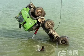 满载石子大货车坠入湖泊 胶州红海救援队派出潜水员协助打捞图片