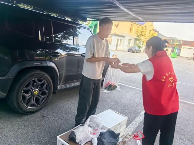 辽宁丹东：政府大院成了游客露营地，洗衣做饭都随意