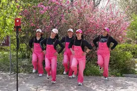 辽宁丹东东港市一公园内，快乐的自拍者图片