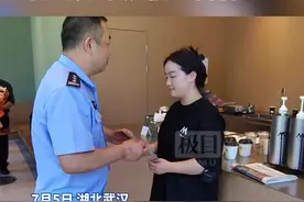 武汉姑娘捡到10万元现金后续：警方颁发拾金不昧证书，商场送来诚信经营牌匾图片
