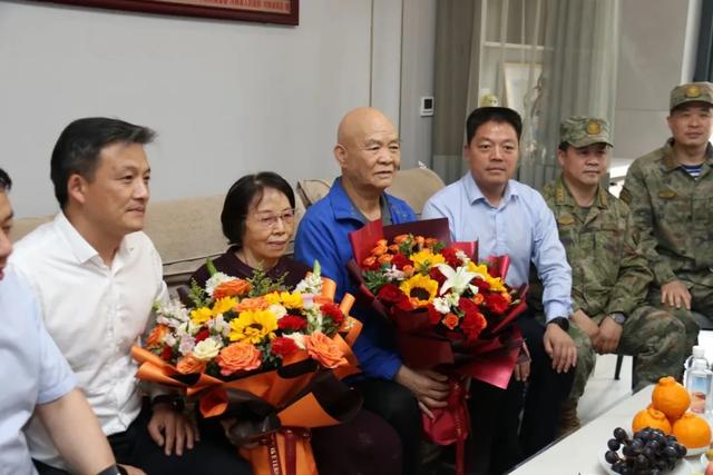 受河南省委书记、省长委托，洛阳市委书记市长	、安阳市委书记市长看望慰问航天员父母