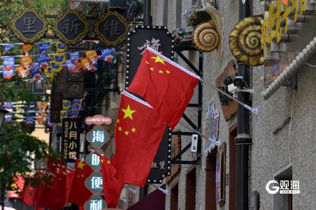 喜迎国庆，青岛历史城区换“红妆”