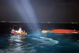 载10人韩国渔船倾覆 5人已获救图片