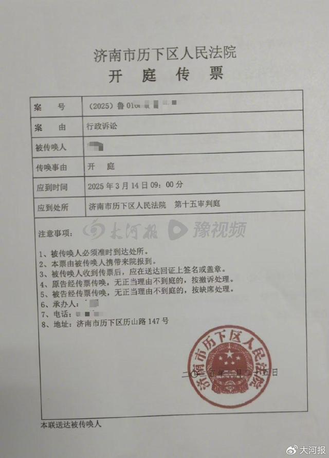 理发师给13岁女孩理发时被指猥亵遭拘14天，当事人直呼冤枉并起诉警方：监控视频看不出猥亵，她奶奶一直看着