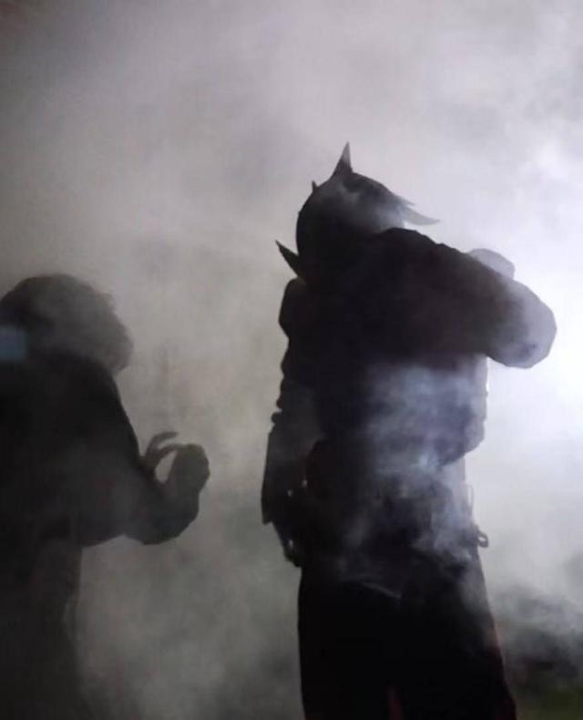 大学生用手机低成本拍出四川版《铠甲勇士》2000万点击率还有网友私信：快更新！