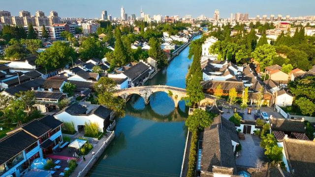 白墙瓦黛、碧水如玉，松江市河风景如画