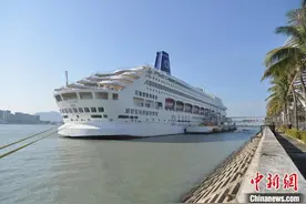 中国首艘央企自主运营邮轮“鼓浪屿”号自三亚起航图片