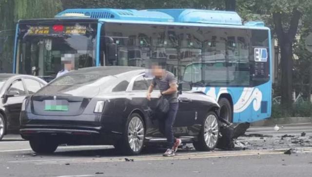 “劳斯莱斯逆行车祸”事件白车家属发声：“丈夫多处骨折！往后日子不知道怎么过”，陈震深夜再道歉，并回…