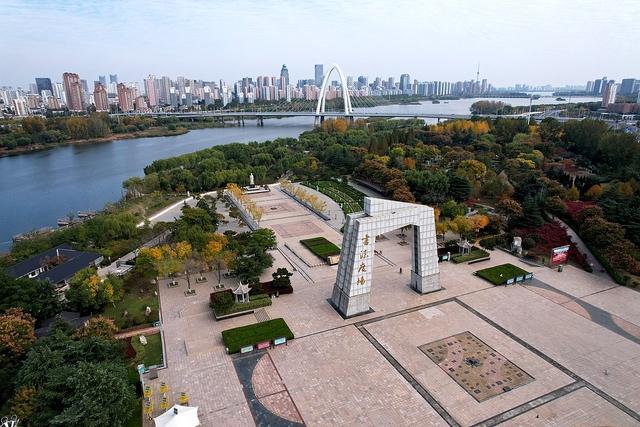 临沂：书法广场