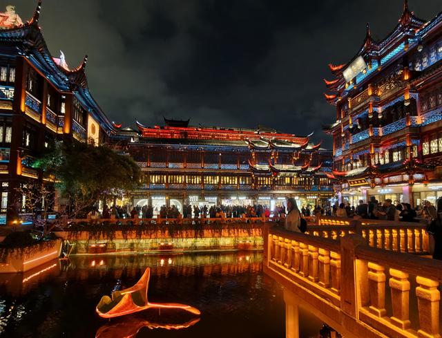 焕彩豫园冬季灯光秀绚丽上演