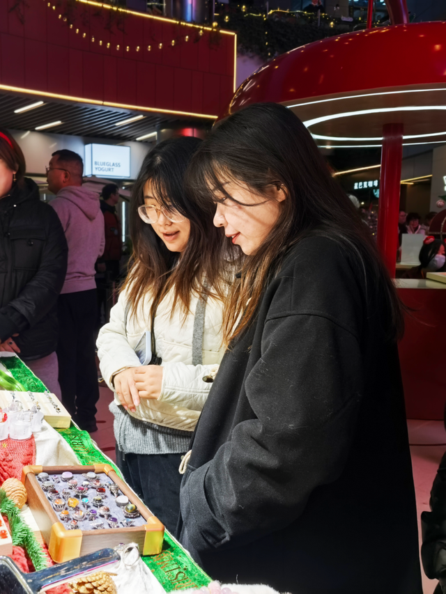 氛围感拉满！金虹桥商场化身“苹果小镇”